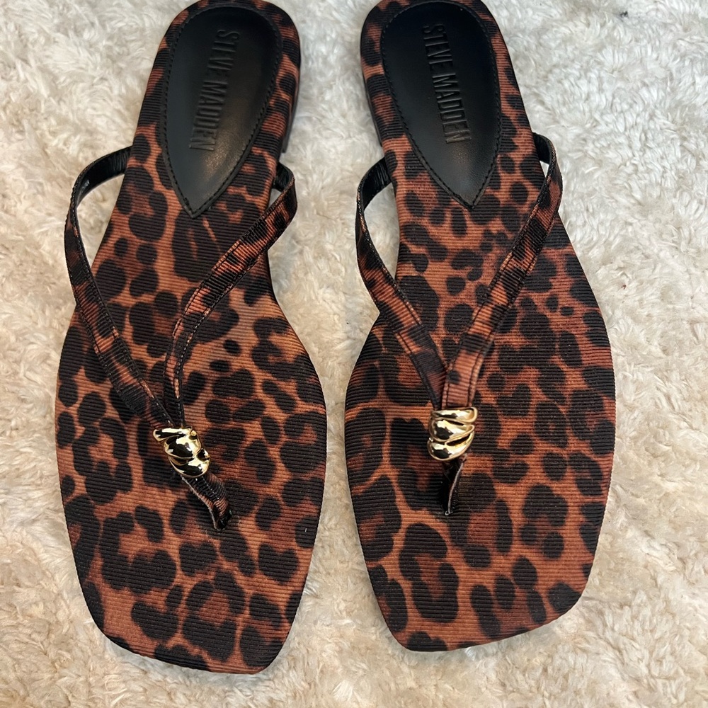 NWT Steve Madden Leopard Print Flip Flops with Gold Accent
